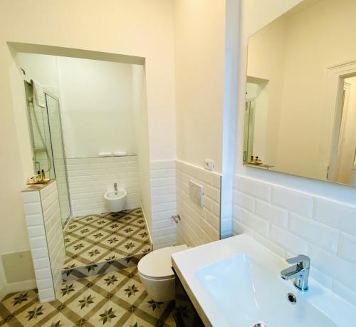 Deluxe Room image 6