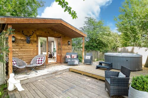 The Log Cabin With Private Hot Tub, Bath