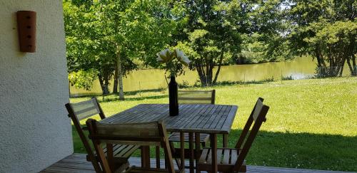 COTTAGE privé avec TERRASSE et PISCINE - bord de LAC & FORÊT - Hotel - Miramont-de-Guyenne