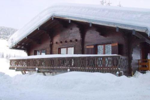 Chalet with 3 bedrooms in Les Gets with wonderful mountain view furnished garden and WiFi 250 m from the slopes gîte à louer Location Chalet-Cabane à Ecole