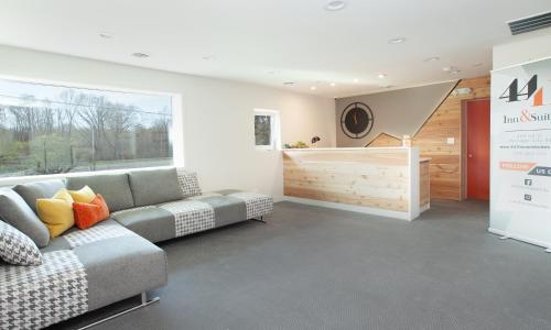 4411 Inn & Suites 2