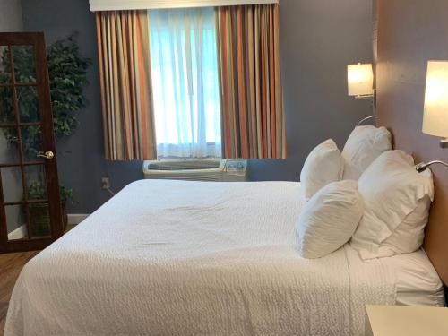 Super 8 by Wyndham Sturbridge Super 8 by Wyndham Sturbridge