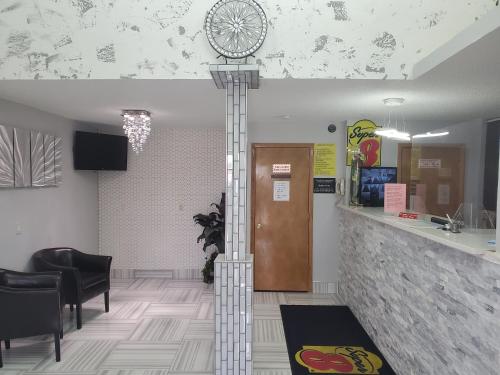 大堂, 坎薩斯城巴里路 - 機場速8酒店 (Super 8 By Wyndham Kansas City At Barry Road/Airport) in 普拉特伍茲