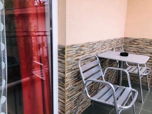 Triple Room with Balcony image 6