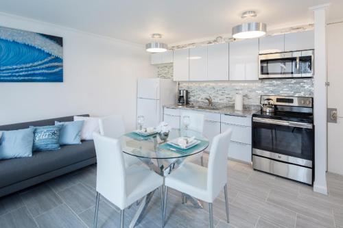 Waikiki Banyan Modern One Bedroom Free Parking - Honolulu, HI