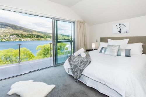 Lakeside Luxury with Spa Queenstown