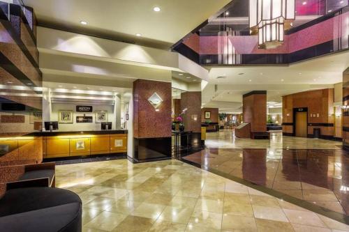 Executive Hotel Suite Downtown Free Parking thumb 4