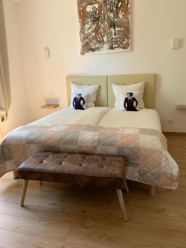 2 twin beds