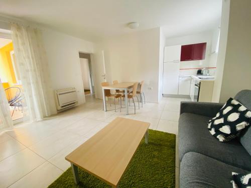 露西亞公寓式酒店 (Apartments Lucija) in 魯斯亞