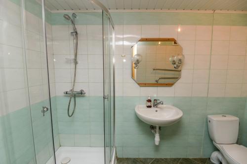 Red Tower Apartments - image 5