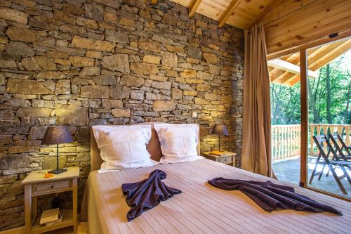2 bedrooms, 6 beds
