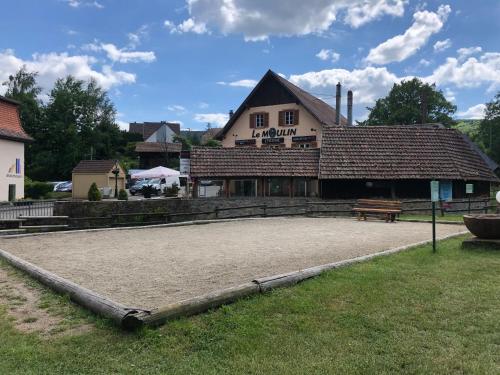 ห้องอาหาร, Charming Vosges Loft - Family-Owned Mountain Haven in เลอโฮห์วาล์ด