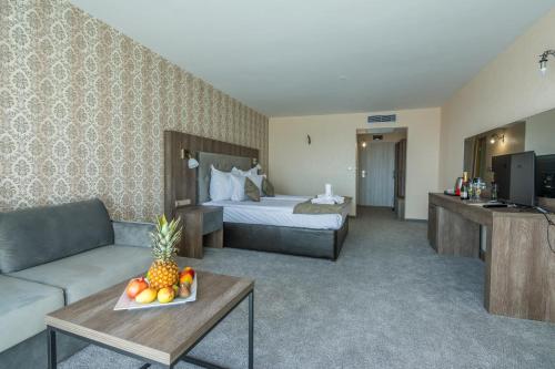 Deluxe Double Room Plus (2 Adults + 2 Child)