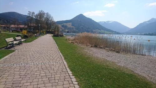 Maurers Schlierseetraum 1 hochwertige Erdgeschosswohnung mit allen Raffinessen erfreut sich auch Urlauber idealerweise für Paar mit Kindern geeignet und Vierbeiner Dank des tollen Zauns auf der Terrasse stylisch und edel von der Ausstattung mit 64 qm