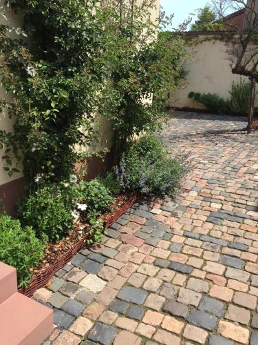 Unterkunft von außen, Alte Schule Wachenheim im Zellertal in Lampertheim