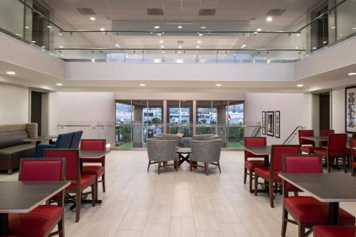 Holiday Inn Express San Francisco Airport South an IHG Hotel - image 7