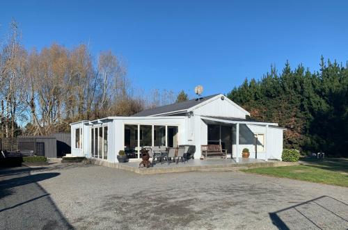 Exterior view, Spires Barn Lodge in Yaldhurst