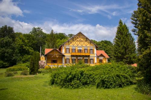 Biedermann Vadászkastély Sasrét - Accommodation - Almamellék