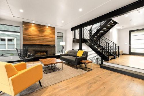 Relaxing in Paradise with Private Rooftop Deck!