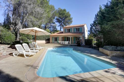 B&B Roquebrune-sur-Argens - villa 8 pers, climatisée, piscine chauffée, un havre de paix sous les pins parasols - Bed and Breakfast Roquebrune-sur-Argens