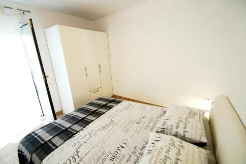 One-Bedroom Apartment image 8