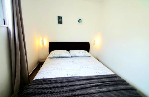 One-Bedroom Apartment image 10