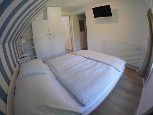 2 double beds