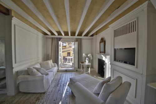 White Home by Mmega, Florencie