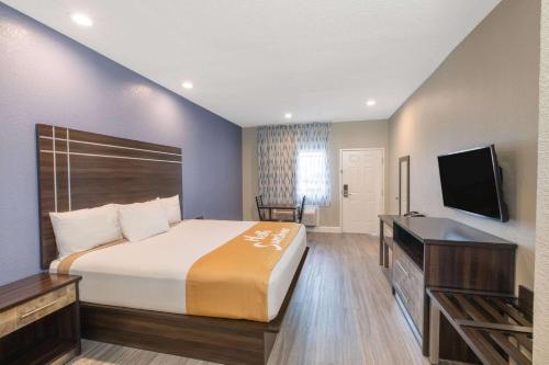 Days Inn & Suites by Wyndham La Porte - Hotel