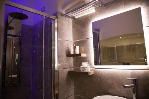 Royal Rooms Luxury Suite - image 2
