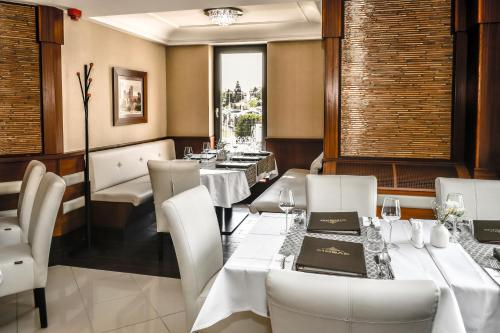 ห้องอาหาร, Simbad Hotel & Bar Superior in โมซอนมากีย์โรวาร์