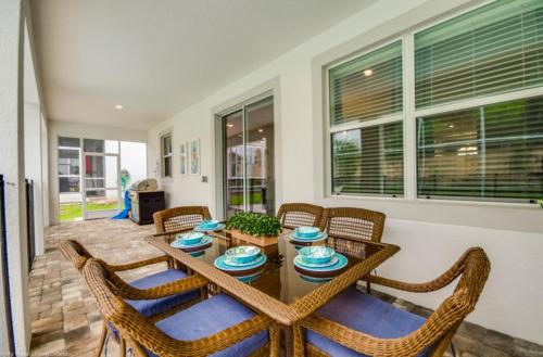 Elegant Centerpiece Pool Retreat in Champion Gates - image 2