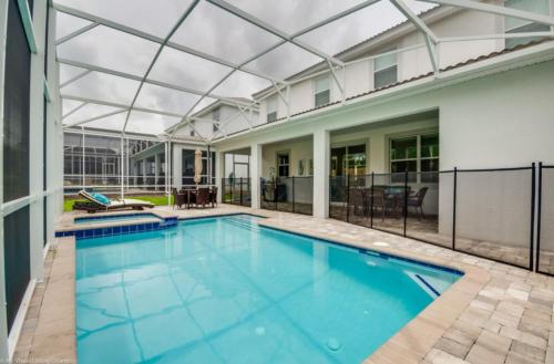 Elegant Centerpiece Pool Retreat in Champion Gates - image 4