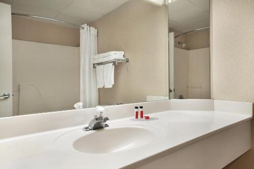 Super 8 by Wyndham Cherokee - image 10
