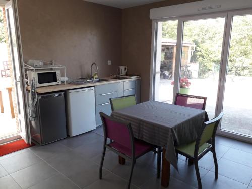 virtuve, B&B La Cabane Insolite in Mones