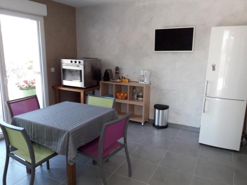 virtuve, B&B La Cabane Insolite in Mones