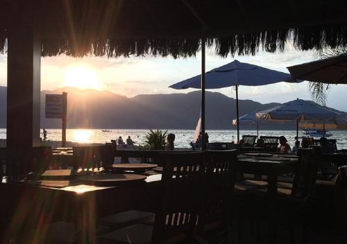 مطعم, Monalisa Guesthouse Pé na Areia Ilhabela (Monalisa Guesthouse Pe na Areia Ilhabela) in Praia Saco da Capela
