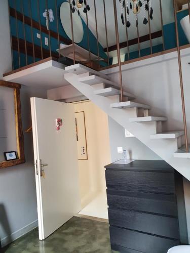 Room with a vue - image 6