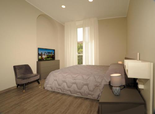 1 queen bed, 1 sofa bed