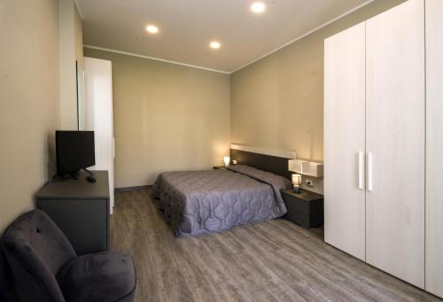 1 queen bed, 1 sofa bed