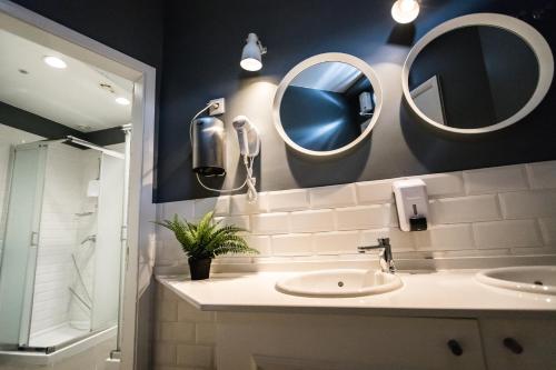 Bed in 6-Bed Mixed Dormitory Room image 3