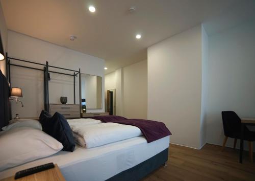 1 king bed, 1 sofa bed