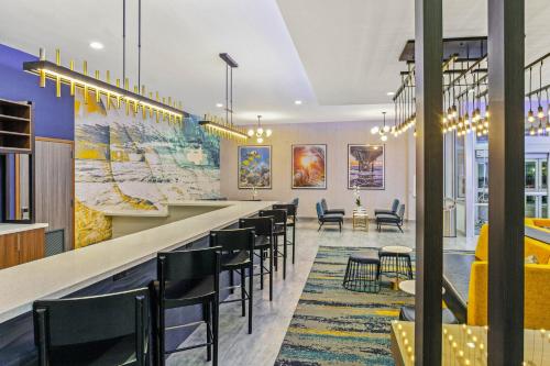 La Quinta Inn & Suites by Wyndham Miramar Beach-Destin - image 9