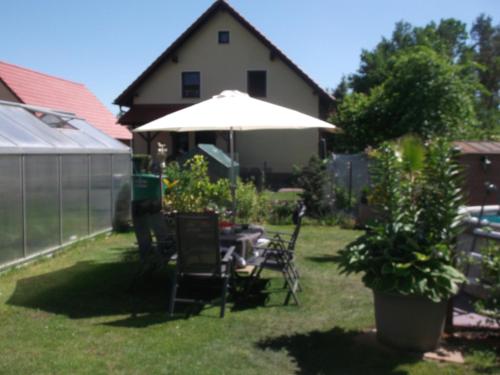 Yüzme havuzu, Haus am Wald in Langengrassau
