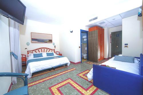 1 queen bed, 1 sofa bed