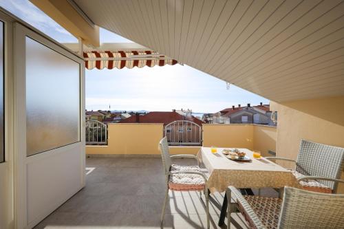 Apartments 150 m From Beach With Parking AE1435