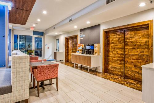 Holiday Inn Express & Suites Dallas NW - Farmers Branch, an IHG Hotel