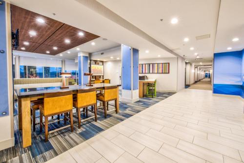 Holiday Inn Express & Suites Dallas NW - Farmers Branch, an IHG Hotel