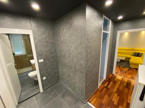Apartment 8 - image 9