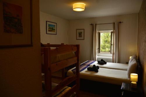 2 twin beds, 2 bunk beds